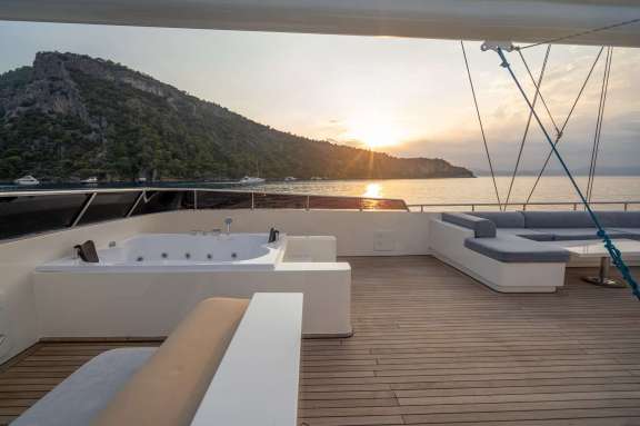 Flybridge jacuzzi aboard DE LOVE