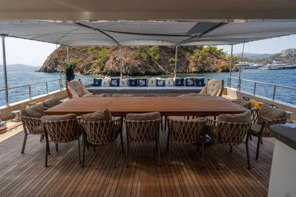 Guest cabin aboard DE LOVE
