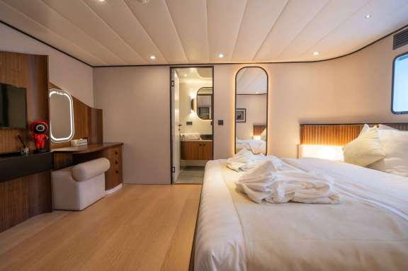 Aft deck dining aboard DE LOVE