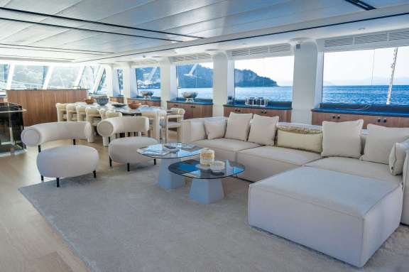 Main salon aboard DE LOVE