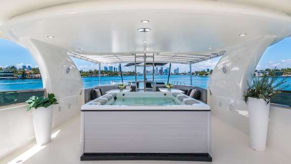 Flybridge Jacuzzi