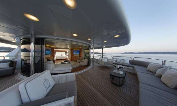 Bridge Deck with SKYLOUNGE & 2nd Master Cabin which can be totally separated by the Skylounge