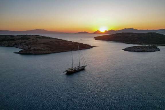 Image of LA BELLA VITA (ex CARPE DIEM IV) yacht #19