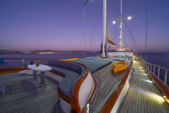 Image of LA BELLA VITA (ex CARPE DIEM IV) yacht #4