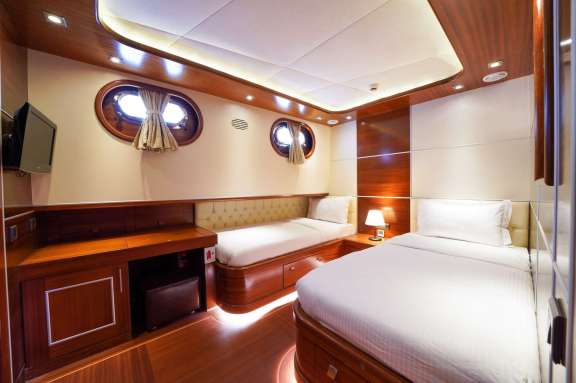 Image of LA BELLA VITA (ex CARPE DIEM IV) yacht #9