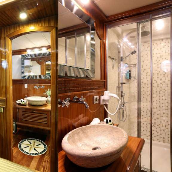 Image of QUEEN ATLANTIS yacht #9